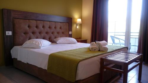 una camera da letto con un grande letto con asciugamani di Studios Rania - Rania Studios & Apartments a Lassi