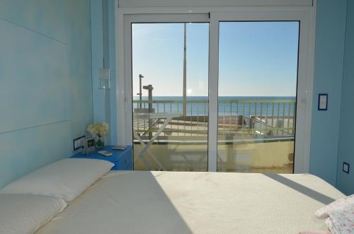 プラヤ・デアロにあるsuper beach 2のベッドルーム1室(ベッド1台付)が備わります。