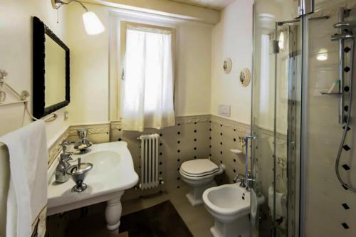 a bathroom with a sink and a toilet and a shower at Il Piccolo Giglio in Porto SantʼElpidio
