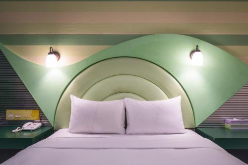 Säng eller sängar i ett rum på Golden Phoenix Hotel