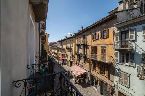 アオスタにあるInn Aosta Apartmentsのアパートメントビルから路地を望めます。