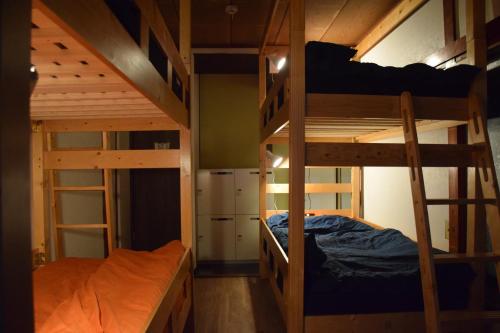 Divstāvu gulta vai divstāvu gultas numurā naktsmītnē Guest house SHIE SHIMI