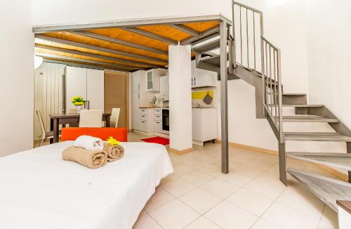 Zimmer mit einem Bett und einer Treppe sowie einer Küche in der Unterkunft Alessia's Flat- Portello 3 in Mailand