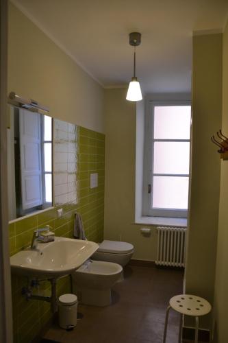 a bathroom with a sink and a toilet and a window at Casa Arcoiris in Naples