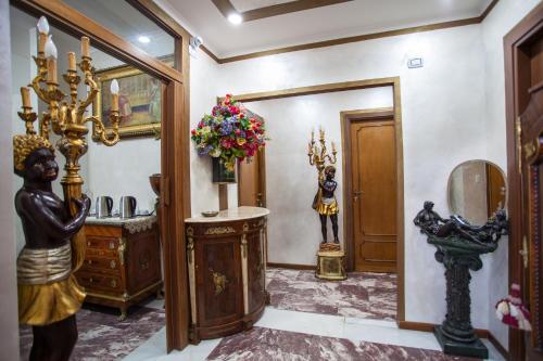 a bathroom with a statue of a woman and a mirror at Casa Romana in Tor Vergata