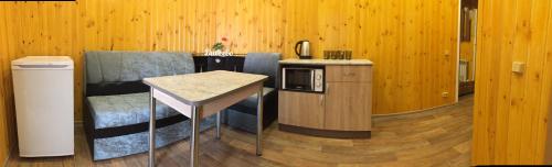 ジヴェエヴォにあるPlaneta Guest Houseのキッチン(椅子2脚、テーブル、カウンター付)