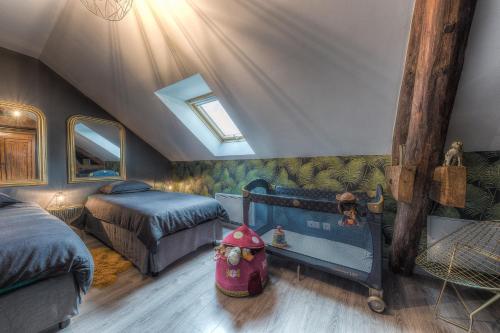 a attic bedroom with two beds and a skylight at Gite "le millésime" in Épernay