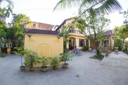 Κήπος έξω από το Le Robinet Homestay