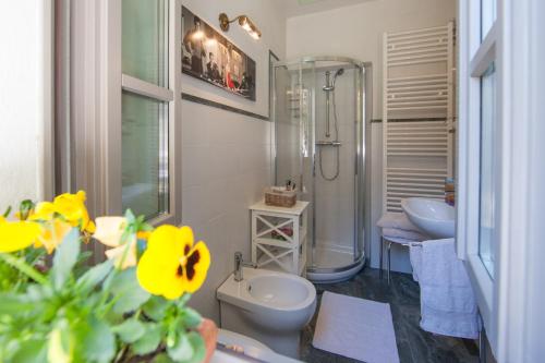 uma casa de banho com um WC, um chuveiro e um lavatório. em B&B I Corni di Nibbio em Mergozzo
