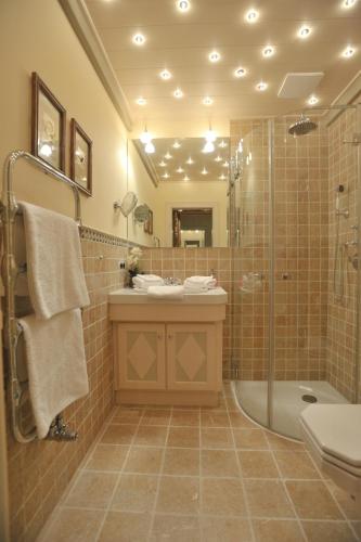 a bathroom with a shower toilet and a sink at Ferienwohnung Liiger Wal in Morsum