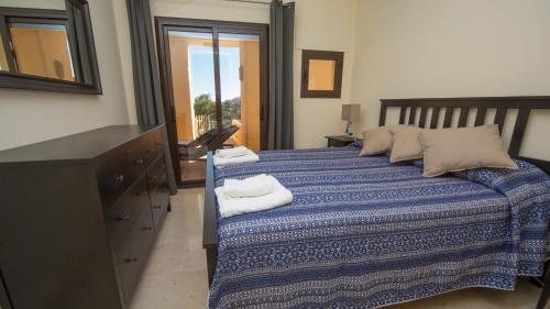 Coto Real Andros 201 في مانيلفا: غرفة نوم بسرير وخزانة ومرآة