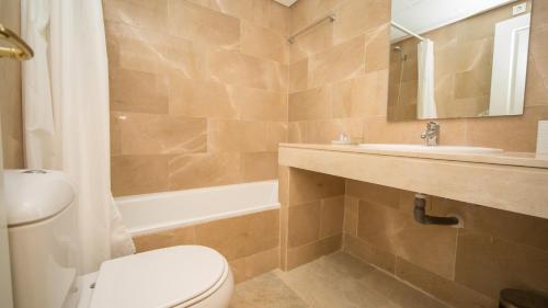 a bathroom with a toilet and a sink and a tub at Coto Real Naxos 321 in Manilva
