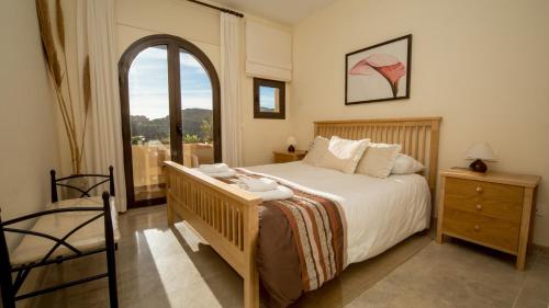 Un dormitorio con una cama grande y una ventana en Coto Real Naxos 321, en Manilva