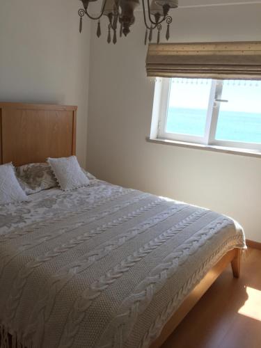 セジンブラにあるT2 com vista marのベッドルーム1室(窓、白いベッド1台付)