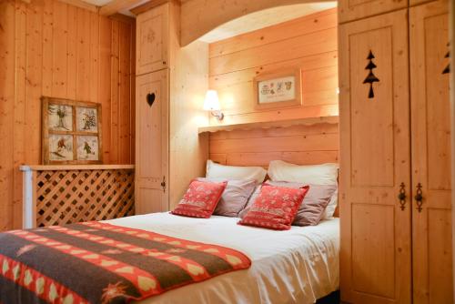Hotel-Spa Le Morillon Charme & Caractère tesisinde bir odada yatak veya yataklar