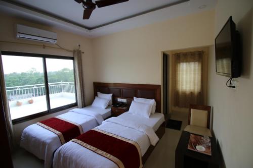 Ένα ή περισσότερα κρεβάτια σε δωμάτιο στο Hotel Suramma