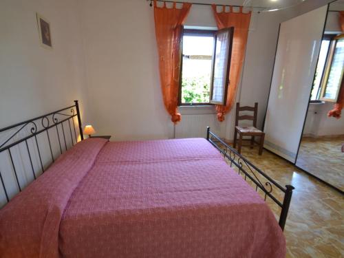 マリーナ・ディ・マッサにあるFiammettaのベッドルーム1室(大型ベッド1台、紫色の掛け布団付)