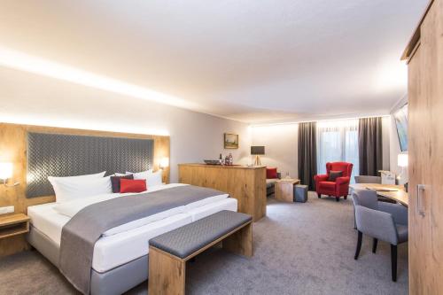 een hotelkamer met een bed en een bureau bij Genusshotel "Zum Wendl" in Freyung