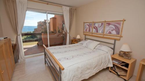 マニルバにあるLos Granados 611のベッドルーム1室(ベッド1台、大きな窓付)