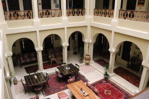 widok na budynek ze stołem i krzesłami w obiekcie Al Koot Heritage Hotel w mieście Al-Hufuf