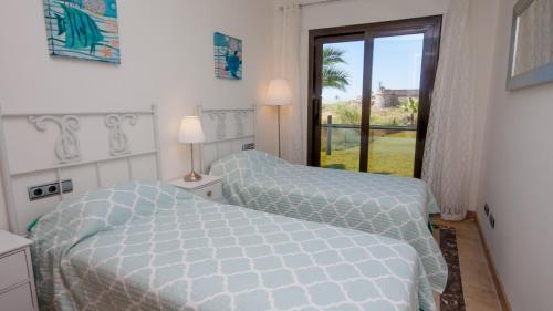 マニルバにあるMarina del Castilloのベッドルーム1室(ベッド1台、景色を望む窓付)