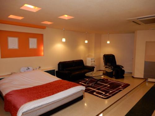 um quarto com uma cama, uma secretária e uma cadeira em Hotel Shindbad Aomori -Love Hotel- em Aomori