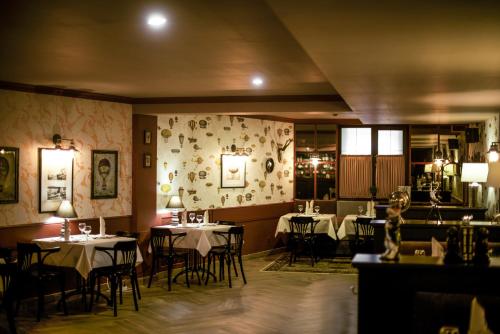 - un restaurant avec des tables et des chaises dans une salle dans l'établissement Premier Hotel, à Smolensk