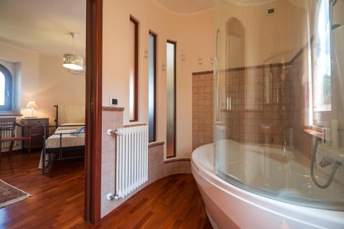 حمام في Villa Corrasi Oliena Luxury