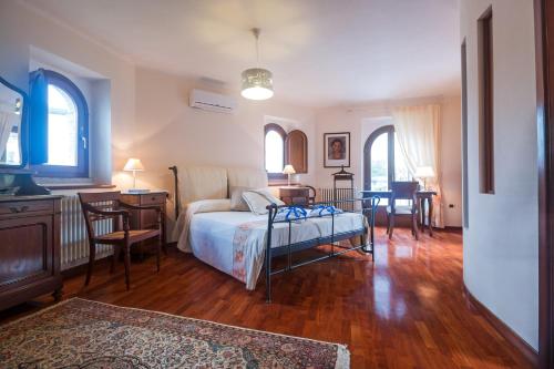 Villa Corrasi Oliena Luxury tesisinde bir odada yatak veya yataklar