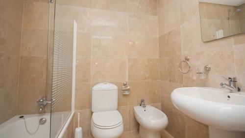 マニルバにあるMarina de la Duquesa 815のバスルーム(トイレ、洗面台、シャワー付)