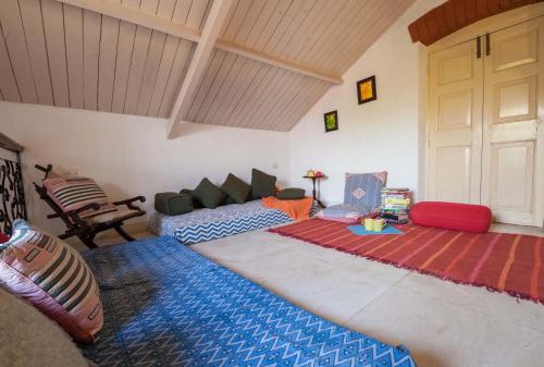 Postel nebo postele na pokoji v ubytování Cosy Homestay by StayVista - A Tranquil Retreat on Cloud 9