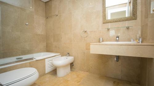 マニルバにあるMarina Real 124のバスルーム(トイレ、洗面台、バスタブ付)