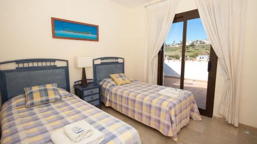 マニルバにあるMarina Real 441のビーチビューの客室で、ベッド2台が備わります。