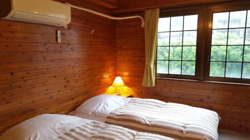 Tempat tidur dalam kamar di Pension Baden Heim