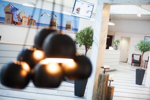 a room with a bunch of balls on a wall at Hotel des Nordens Flensburg Wellness & Spa in Flensburg