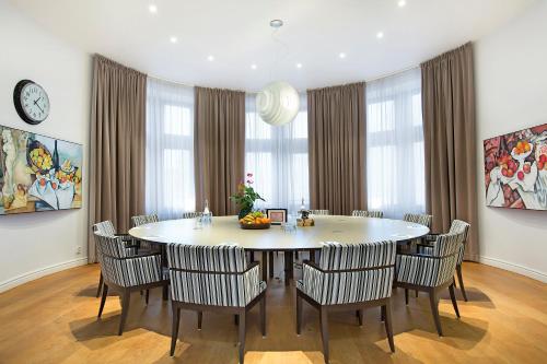 a dining room with a table and chairs at Elite Stadshotellet Luleå in Luleå
