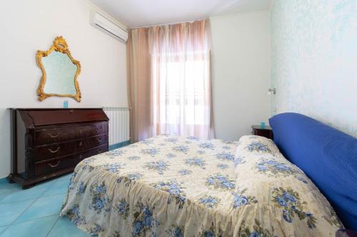 um quarto com uma cama, uma cómoda e um espelho em casa la perla em Minori