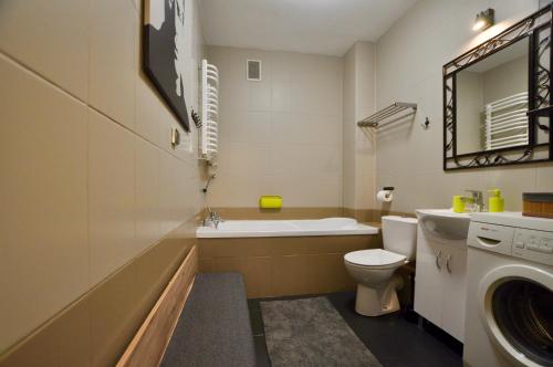 Abrahama Apartment في وارسو: حمام مع مرحاض ومغسلة