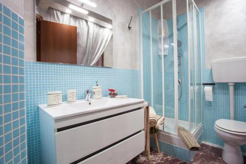 a bathroom with a sink and a toilet at Casa Romana in Tor Vergata