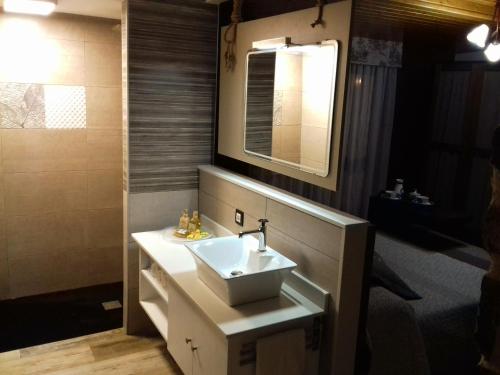uma casa de banho com um lavatório e um espelho em Casa Mara-Pidre em Corunha