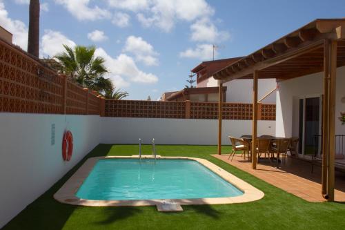 una piscina en el patio trasero de una casa en Villa Taginaste en Corralejo
