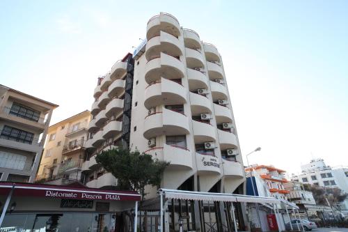 ein weißes Gebäude mit Balkon auf der Seite in der Unterkunft Sergent Hotel in Kusadası