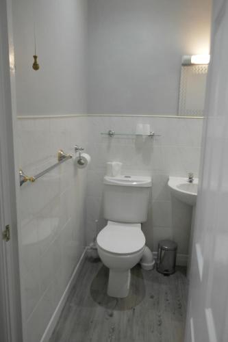 Ένα μπάνιο στο Sefton Lodge SEAFRONT ,PANORAMIC SEA VIEW ENSUITE BALCONY ROOMS AVAILABLE, GUEST GARDEN