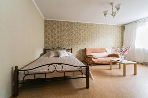 モスクワにあるDearHome Pronskayaのベッドルーム1室(ベッド1台、ソファ、テーブル付)
