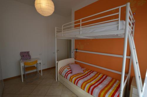 a bedroom with a bunk bed and a desk at Casa di Franca in Camaiore