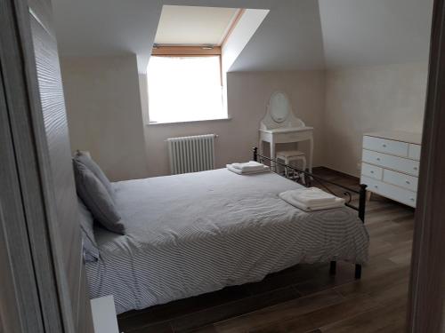 a small bedroom with a bed and a window at memeapartments in Genova