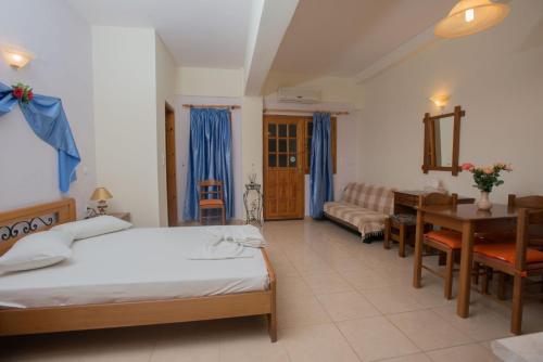 Ένα ή περισσότερα κρεβάτια σε δωμάτιο στο Sunset Holiday Home in Kalamaki
