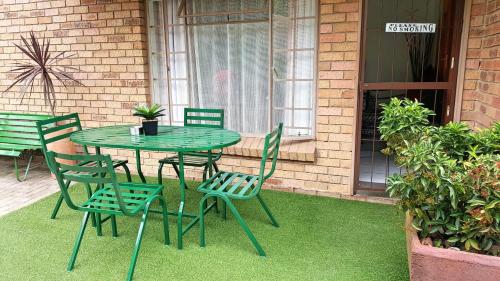 Kawasan patio atau luaran di Sunshine Self Catering