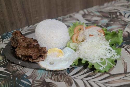 Makanan di atau berdekatan hotel