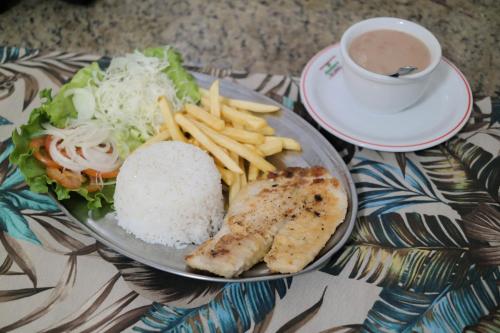 Makanan di atau berdekatan hotel